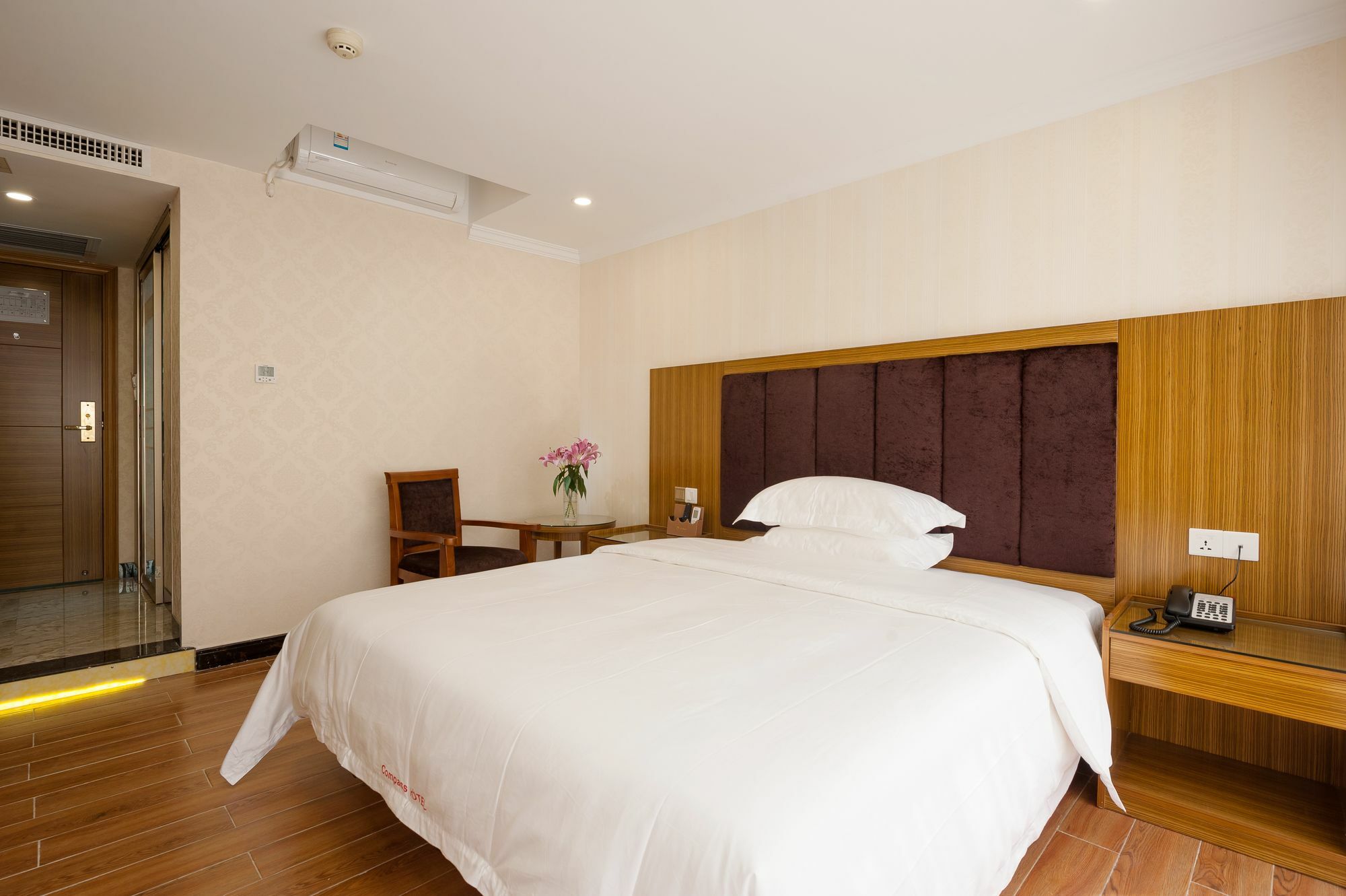 Guangzhou Compass Hotel Exterior photo